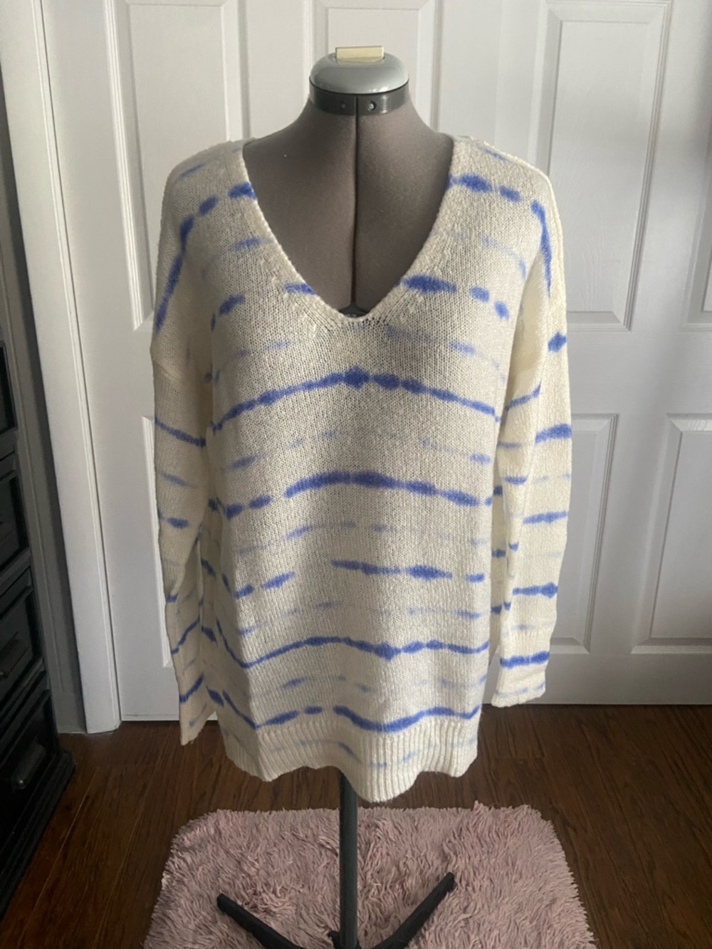 Jennifer Lopez Cream V-Neck Sweater with Blue Stripes